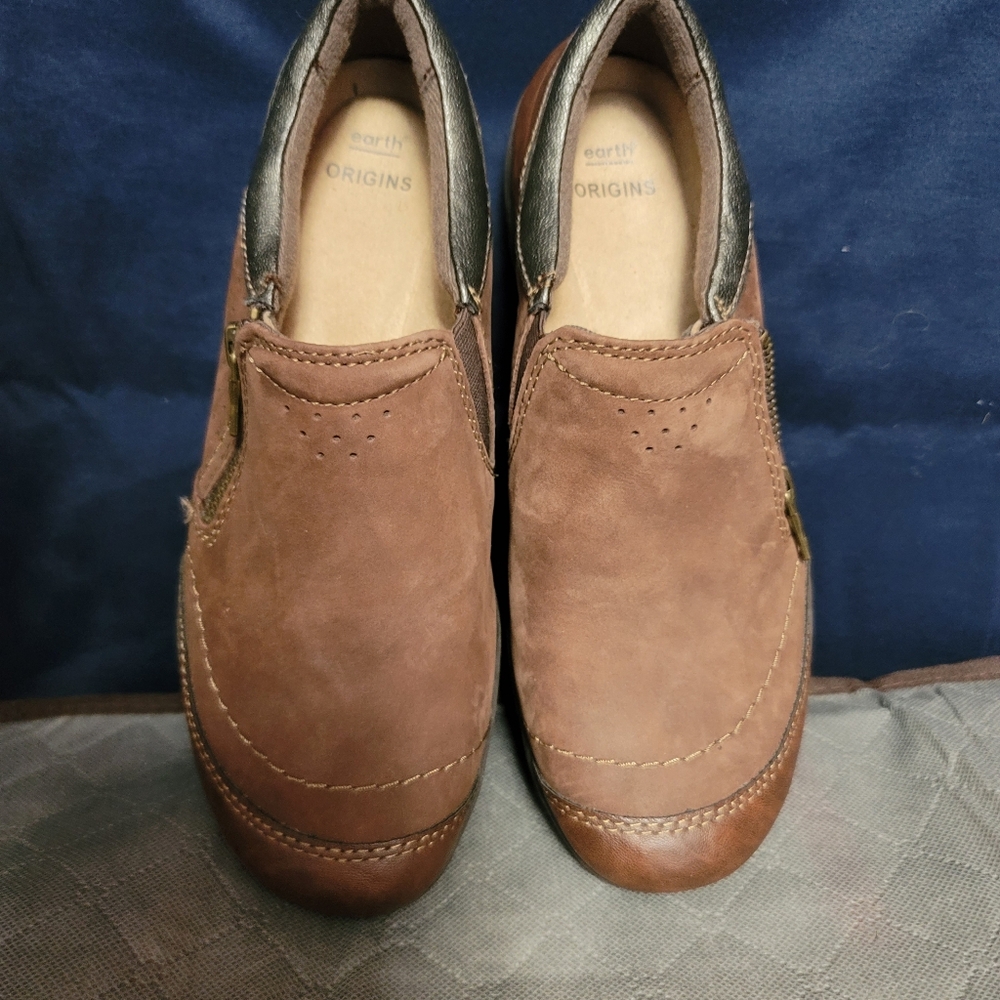 LN.  Earth Origins Loafer Shoes. Size 8.5M.  (735)